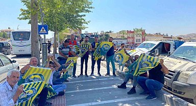 Esnafa Şanlıurfaspor bayrağı dağıtıldı