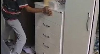 Eve giren yılan itfaiye ekiplerince yakalandı