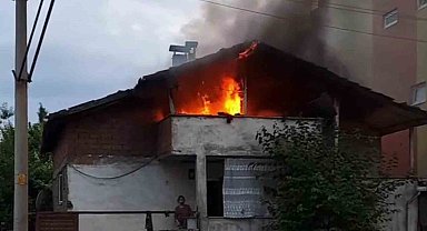 Evin çatı katı alevlere teslim oldu