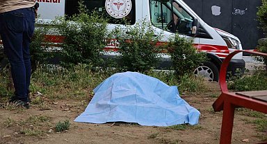 Evinin önündeki parkta intihar etti