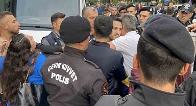 Eylemci zannedilerek gözaltına alınan vatandaş serbest bırakılınca polislere sarılarak olay yerinden ayrıldı
