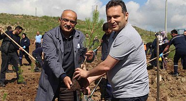 Fabrika çalışanları mesaiye fidan dikerek başladı