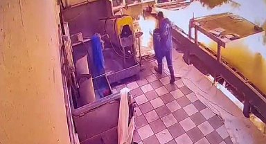 Fabrikada atölyenin tutuştuğu anlar kameraya yansıdı