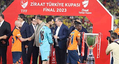 Fenerbahçe kupayı 5 yıldızlı formayla aldı