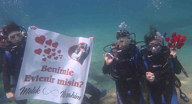 Fethiye'de deniz altında afişli evlilik teklifi
