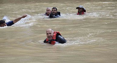 Fırat Nehrinde su sporu yapan vatandaşların bindiği muzun devrilme anı kameraya yansıdı