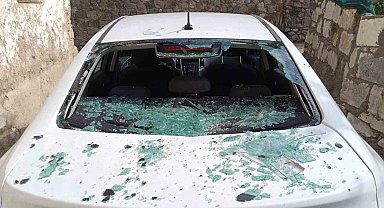 Fırtına etkili oldu, çatıdan uçan güneş enerji paneli aracın üzerine düştü