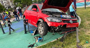 Fren yerine gaza basınca millet bahçesine girdi