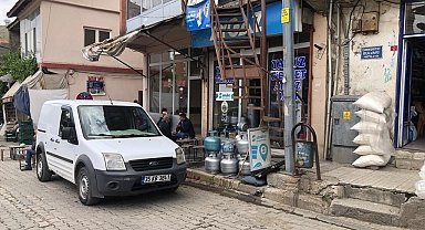 Fren yerine gaza basınca oturanların arasına daldı