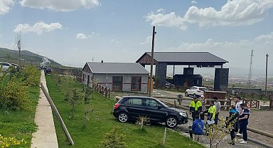 Fren yerine gaza bastı, duvardan aşağı düştü