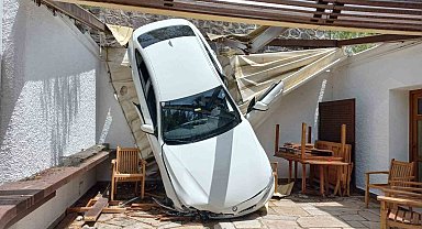 Fren yerine gaza bastı, komşusunun bahçesine uçtu