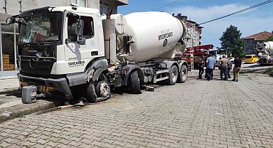 Freni boşalan beton mikserini tabela ve kaldırıma çarparak durdurabildi