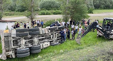 Freni boşalan hafriyat kamyonu şarampole devrildi, sıkışan sürücü 1 saatte kurtarıldı