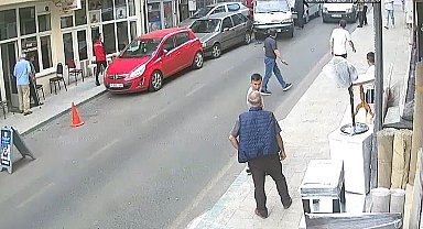 Freni boşalan minibüs park halindeki araçlara daldı