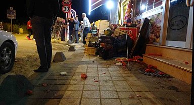 Freni boşalan park halindeki servis midibüsü markete daldı