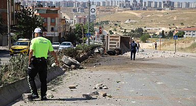 Freni patlayan moloz yüklü kamyon, önce durağı, ardından elektrik direklerini ve ağaçları yıktı