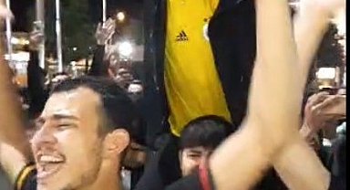 Galatasaray derbi galibiyetini ezeli rakipleriyle kutladı