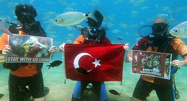 Galatasaray taraftarlarından denizin altında şampiyonluk kutlaması