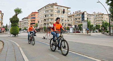 Gaziantep'te bisiklet ve elektrikli scooter sürücülerine reflektif yelek dağıtıldı