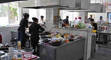 Geleceğin aşçıları yıl sonu beceri sınavında yoğun çaba sarf etti