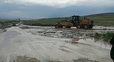 Gemerek'te sel yolu ulaşıma kapattı