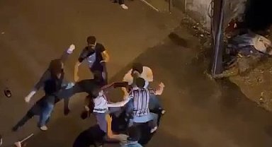 Gençlerin sopalı ve yumruk yumruğa kavgası kamerada