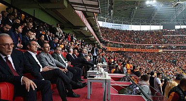 Gençlik ve Spor Bakanı Osman Aşkın Bak, derbiyi takip etti