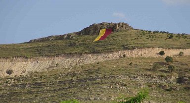 Gercüş'te Galatasaray bayrağı ilçeye sığmadı, tepeye asıldı