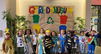 Geri dönüşüm malzemelerinden defile