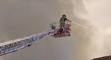 Geri dönüşüm tesisinde çıkan yangın söndürüldü