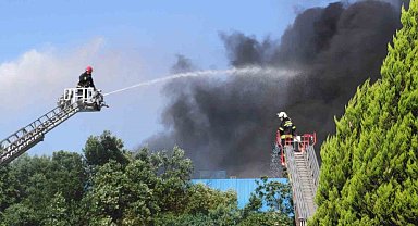 Geri dönüşümdeki yangın idari binaya da sıçradı