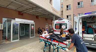 Geri manevra yapan otomobil öğrencilere çarptı: 2 yaralı