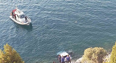 Gevaş'ta araç göle uçtu: 2 ölü