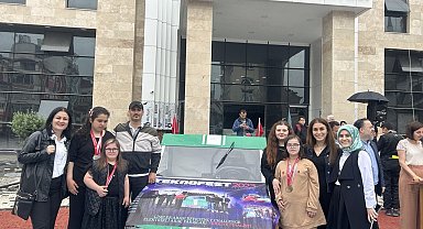 Giresun'da öğrencilerin yıl sonu sergisinde sergilenen elektrikli araç ilgi gördü