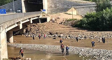 Giresun'un Duroğlu beldesindeki selde kaybolan şahsı arama çalışmaları devam ediyor
