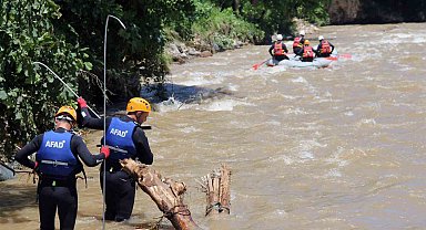 Giresun'un Duroğlu beldesindeki selde kaybolan şahsı arama çalışmaları sürüyor