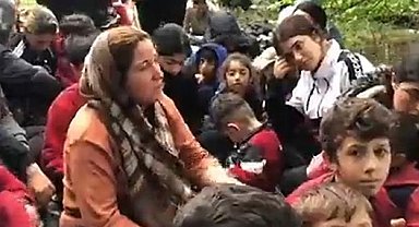 Göçmenler Yunanistan'da nehirdeki adacıkta mahsur kaldı