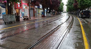 Gök gürültülü sağanak yağış sonrası sokaklar bomboş kaldı