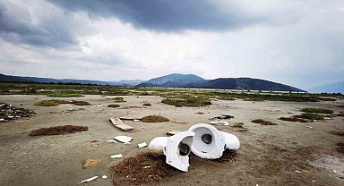 Göl kenarına atılan klozet görenleri hem şaşırttı hem kızdırdı