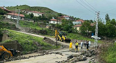 Gölbaşı Belediye Başkanı Şimşek, selden etkilenen Yaylabağ Mahallesi'nde incelemelerde bulundu