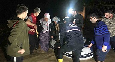 Göle dönen sokaklardan botlarla böyle kurtarıldılar