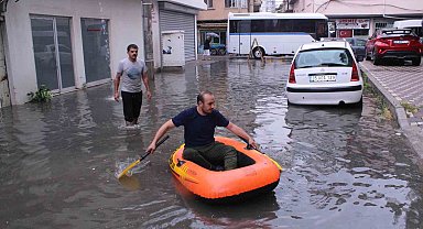 Göle dönen sokaktan botla geçti