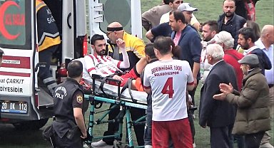 Golü önlemek isteyen kaleci, rakip forvetin ayağını kırdı