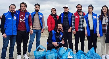 Gönüllü gençler çevre temizliği yaptı