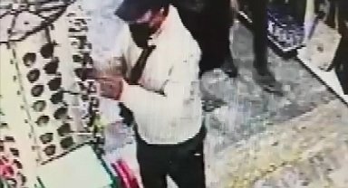 Gözlük hırsızının rahat tavırları pes dedirtti: Birini gözüne taktı, diğerini boynuna astı