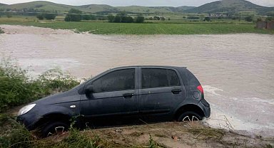 Gümüşhacıköy'de sağanak sokakları göle çevirdi, evleri su bastı