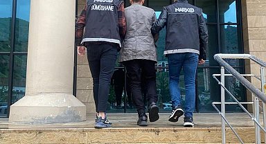 Gümüşhane'de sırt çantasında bin 372 adet uyuşturucu ile yakalanan şahıs tutuklandı