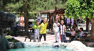 Güneşin yüzünü gösterdiği kentte vatandaşlar sokağa akın etti