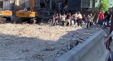 Güngören'de yıkım sırasında yan bina zarar görünce arbede yaşandı