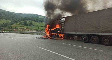 Gürcistan'a arpa taşıyan tır Samsun'da alev alev yandı